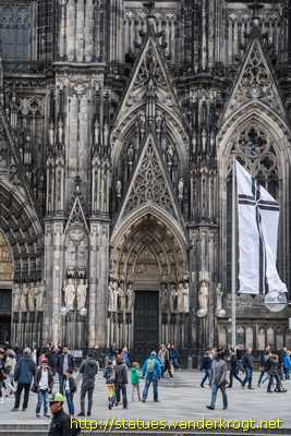 Köln - Statuen am Westfassade des Kölner Doms