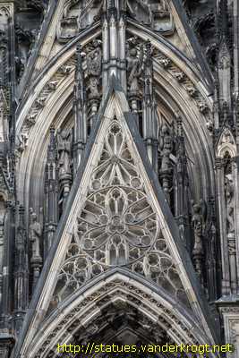 Köln - Statuen am Westfassade des Kölner Doms