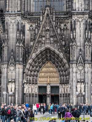 Köln - Statuen am Westfassade des Kölner Doms