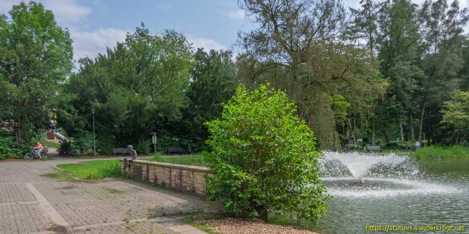 Rheine - Sitzender Junge
