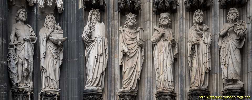Köln - Statuen am Westfassade des Kölner Doms