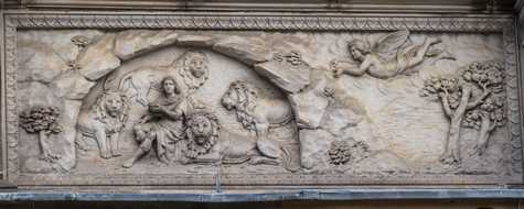 Köln - Statuen, Reliefs und Porträts an der Rathauslaube