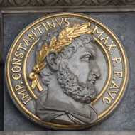 Köln - Statuen, Reliefs und Porträts an der Rathauslaube