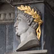 Köln - Statuen, Reliefs und Porträts an der Rathauslaube