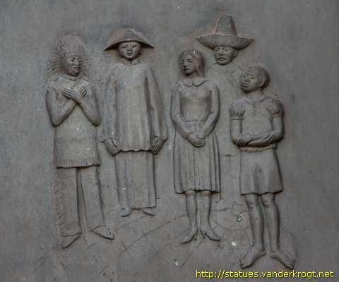 Hürtgen - Bronzetür mit Buchstabenkreuz