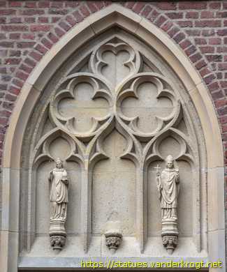 Straelen - Heiligenstatuen an der Sankt Peter und Paul Kirche