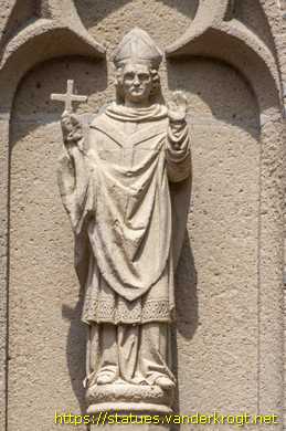 Straelen - Heiligenstatuen an der Sankt Peter und Paul Kirche