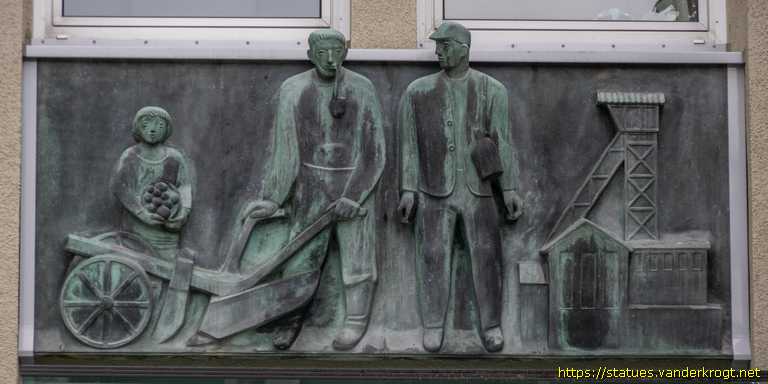 Gelsenkirchen-Buer - Relief "Arbeit, Familie und Kunst"