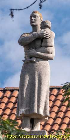 Dessau - Vier Statuen von Männern und Frauen