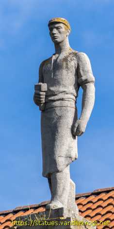 Dessau - Vier Statuen von Männern und Frauen