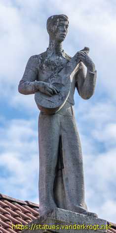 Dessau - Vier Statuen von Männern und Frauen