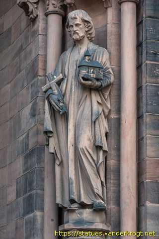 Saarbrücken - Statuen an der Johanneskirche
