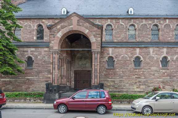 Saarbrücken - Skulpturen an der Christkönig-Kirche