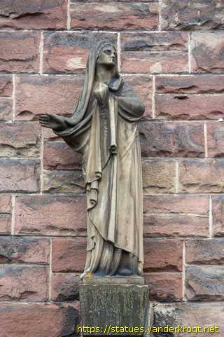 Saarbrücken - Skulpturen an der Christkönig-Kirche