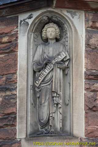 Saarbrücken - Skulpturen an der Christkönig-Kirche