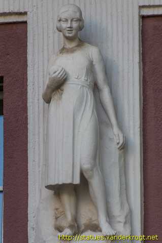 Gotha - Mädchen mit Ball und Mädchen mit Reifen