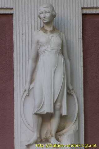 Gotha - Mädchen mit Ball und Mädchen mit Reifen