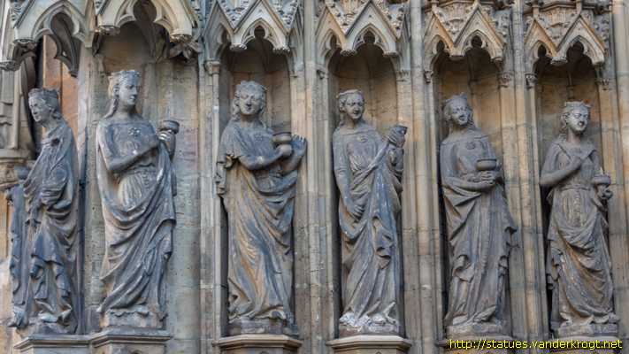 Erfurt - Heiligenstatuen an der Hohen Domkirche St. Marien