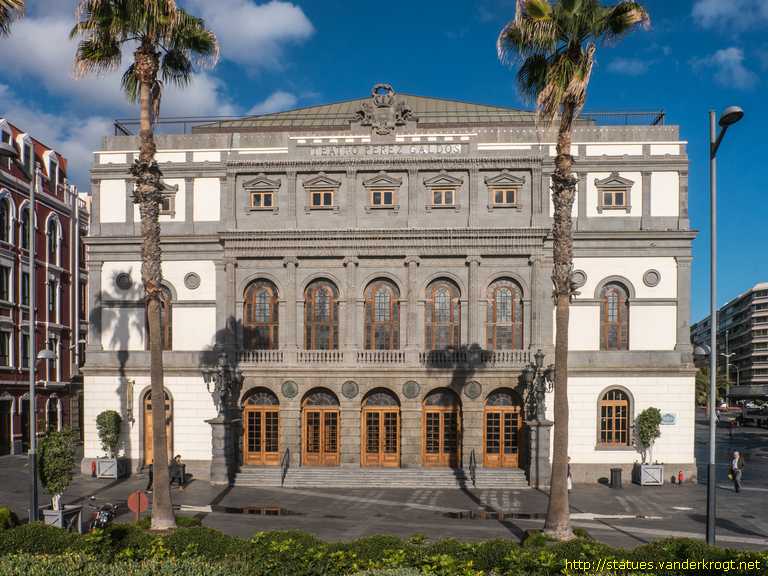 Las Palmas de Gran Canaria - Medallones en la fachada del Teatro Pérez Galdós