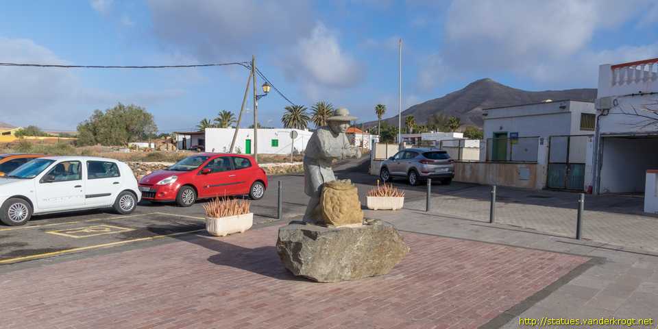 Casillas del Ángel - Monumento a la mujer campesina