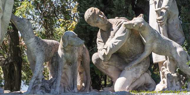 Badajoz - Monumento 'Los Monteros' a Adelardo Covarsí