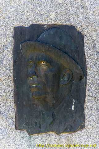 Badajoz - Monumento 'Los Monteros' a Adelardo Covarsí
