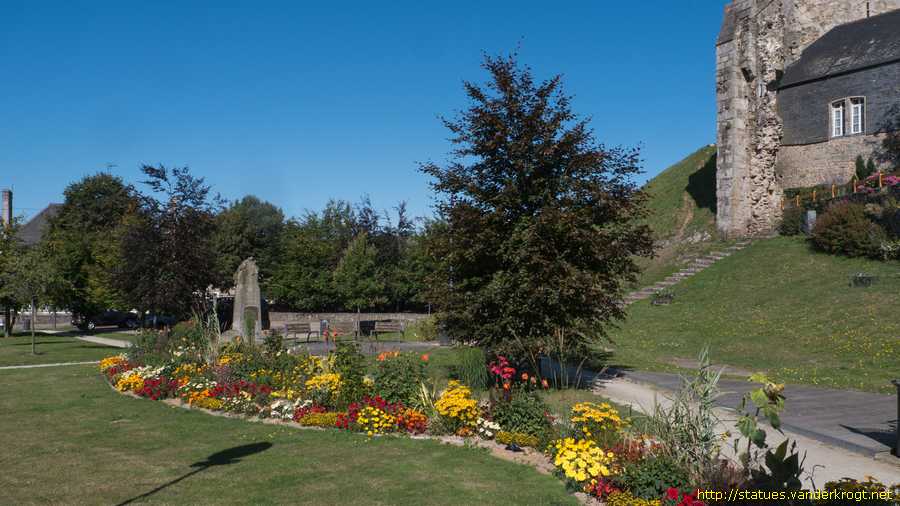 Bricquebec - Monument aux frères Frémine et à Le Véel