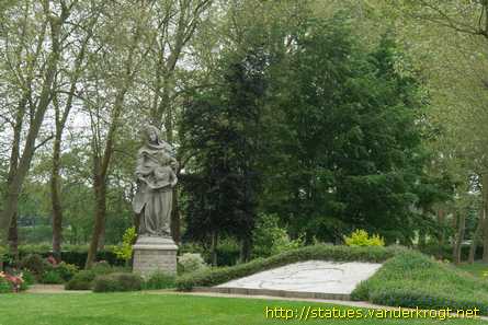 Sainte-Anne d'Auray - Statue monumentale de Sainte Anne et Marie