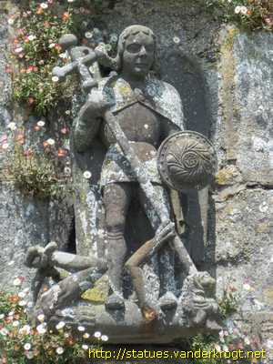 Lampaul-Guimiliau - Saints à l'extérieur de l'église Notre-Dame