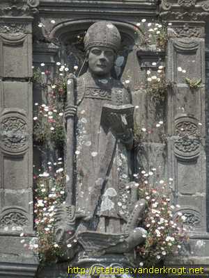 Lampaul-Guimiliau - Saints à l'extérieur de l'église Notre-Dame
