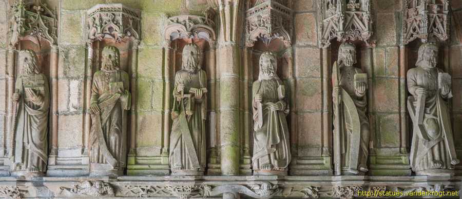 Lampaul-Guimiliau - Saints à l'extérieur de l'église Notre-Dame