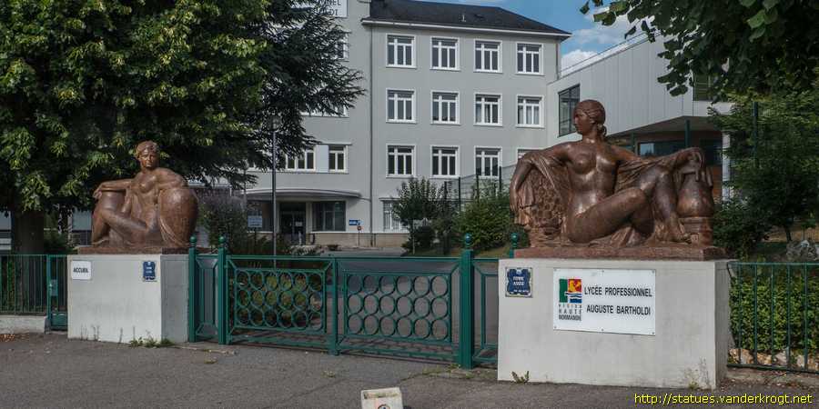 Barentin - Femme assise