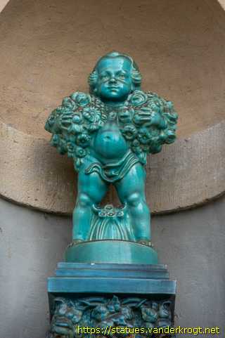 Mondorff - Putti en façade de l'Orangerie