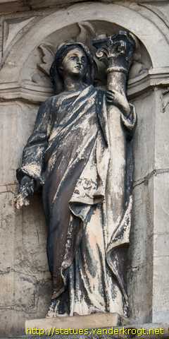 Hesdin - Statues à la bretèche de l'H�tel de Ville