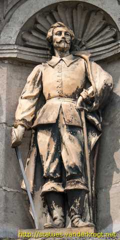 Hesdin - Statues à la bretèche de l'H�tel de Ville