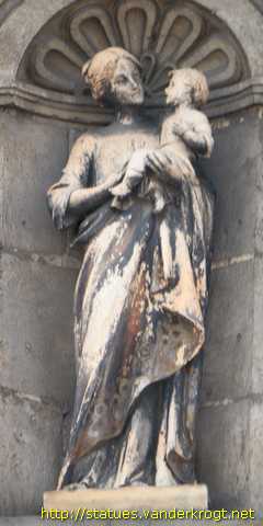 Hesdin - Statues à la bretèche de l'H�tel de Ville