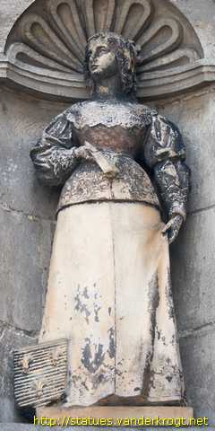 Hesdin - Statues à la bretèche de l'H�tel de Ville