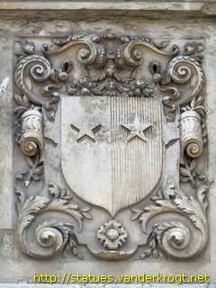 Hesdin - Statues à la bretèche de l'H�tel de Ville
