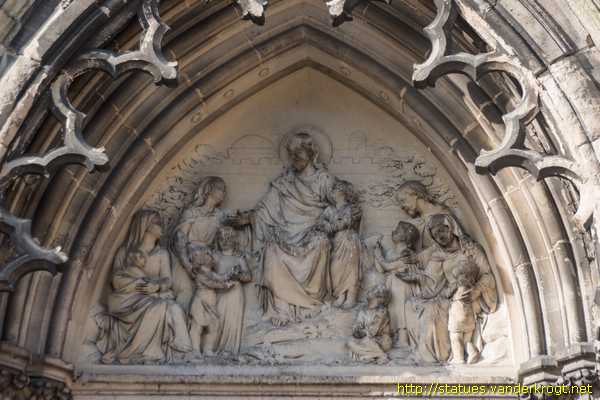 Saint-Just-en-Chaussée - Sculptures à la façade de N.D.  de Grâces