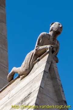 Lyon - Sculptures aux contreforts nord de la Cathédrale