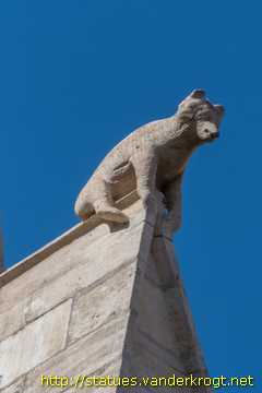Lyon - Sculptures aux contreforts nord de la Cathédrale