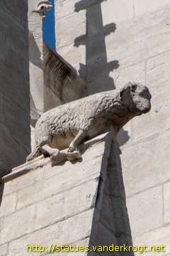 Lyon - Sculptures aux contreforts nord de la Cathédrale