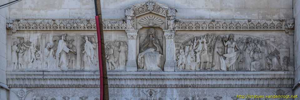 Lyon - Statues et reliefs à la Basilique Notre-Dame-de-Fourvière