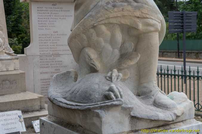 Crémieu - Monuments aux morts