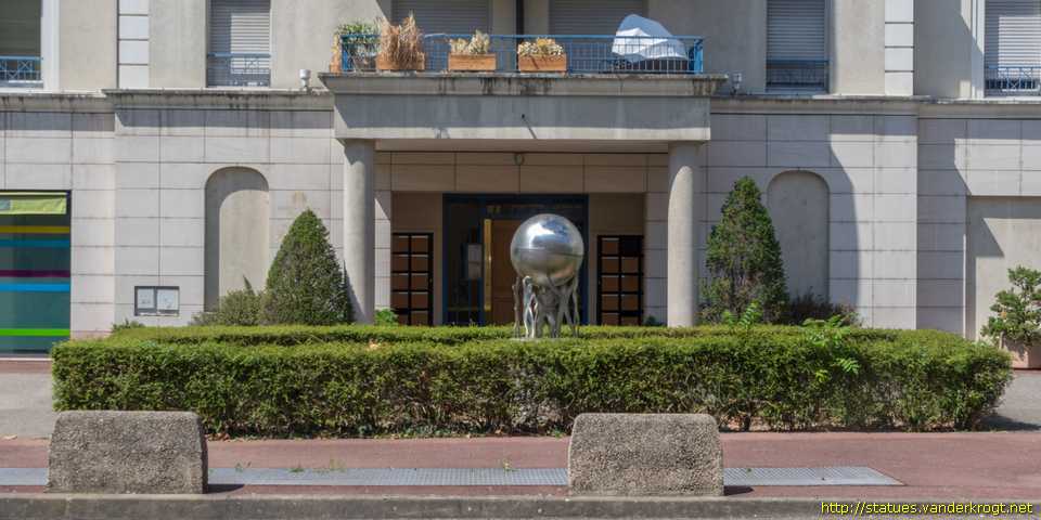 Caluire-et-Cuire - Sphere soutenue par des personnages