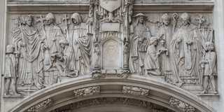 London - Sculptures at the front façade of Middlesex Guildhall