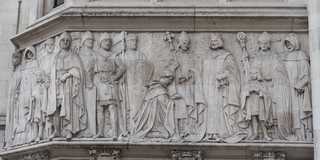London - Sculptures at the front façade of Middlesex Guildhall