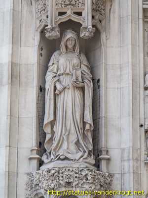 London - Sculptures at the front façade of Middlesex Guildhall