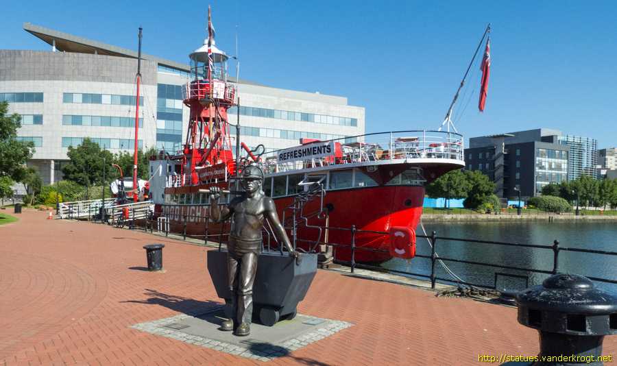 Cardiff - Caerdydd / From Pit to Port - O'r Pwll i'r Porthladd