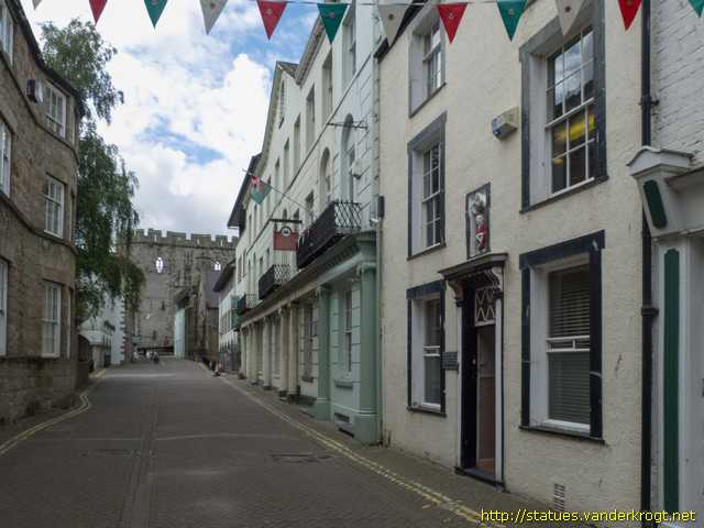 Caernarfon / Small statue - Cerflun Bach